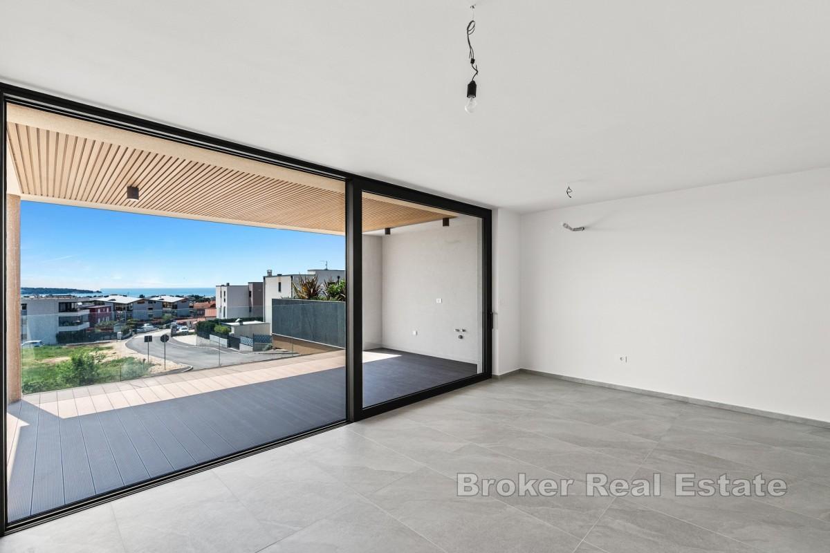 Moderne Zwei-Zimmer-Wohnung mit großzügiger Terrasse und Meerblick