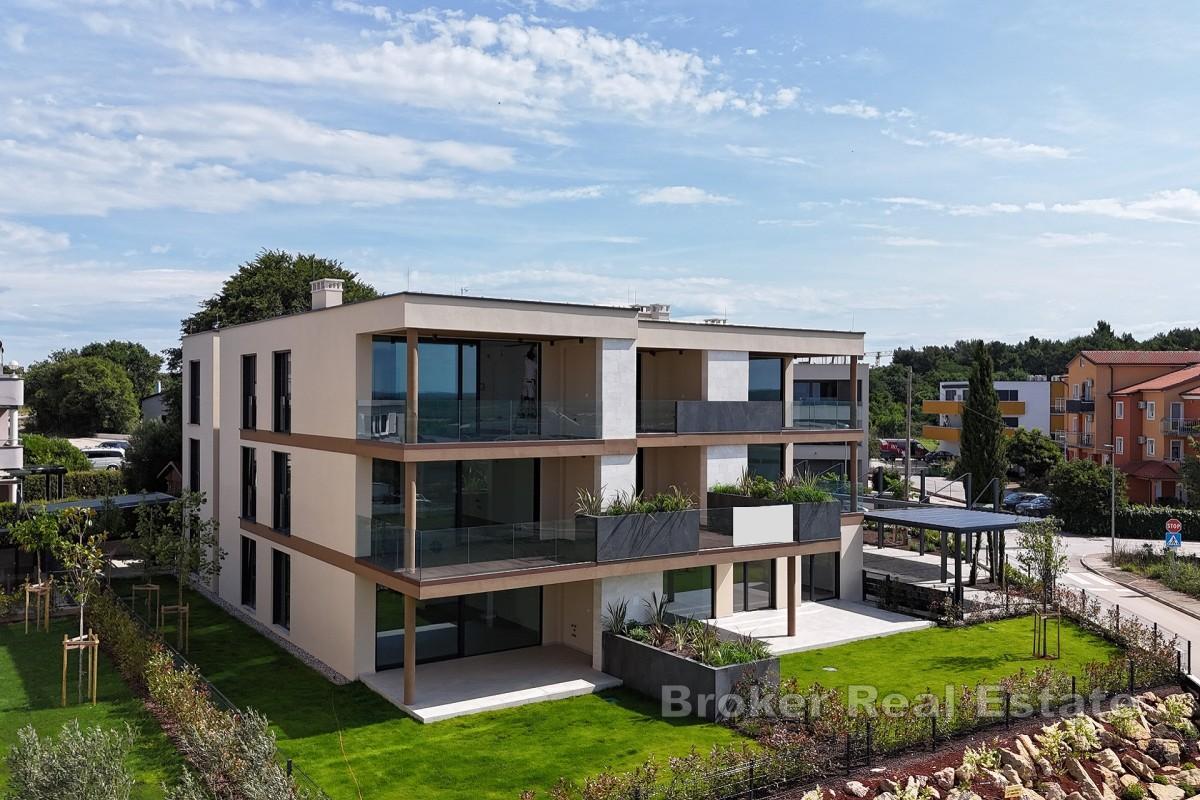 Moderne Zwei-Zimmer-Wohnung mit großzügiger Terrasse und Meerblick