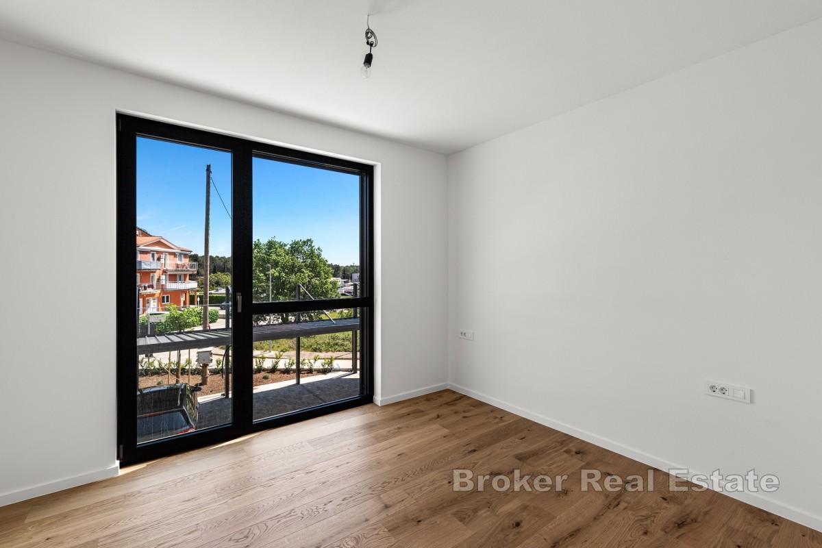 Moderne Zwei-Zimmer-Wohnung mit großzügiger Terrasse und Meerblick