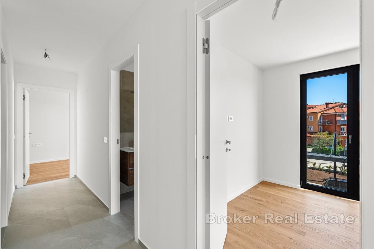 Moderne Zwei-Zimmer-Wohnung mit großzügiger Terrasse und Meerblick