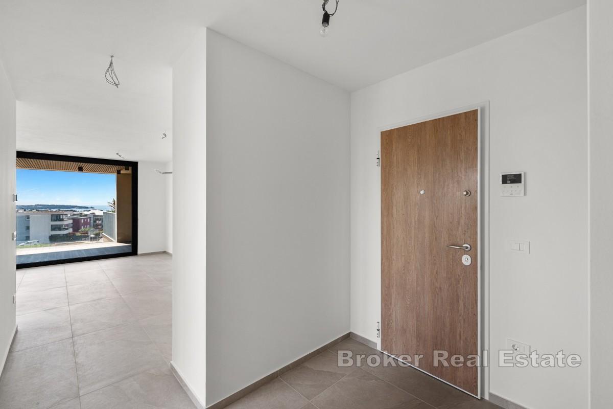 Moderne Zwei-Zimmer-Wohnung mit großzügiger Terrasse und Meerblick