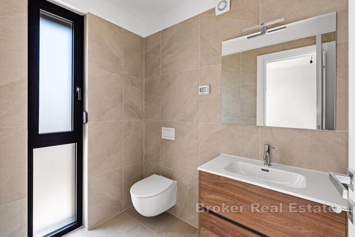 Современная двухкомнатная квартира с просторной террасой и видом на море