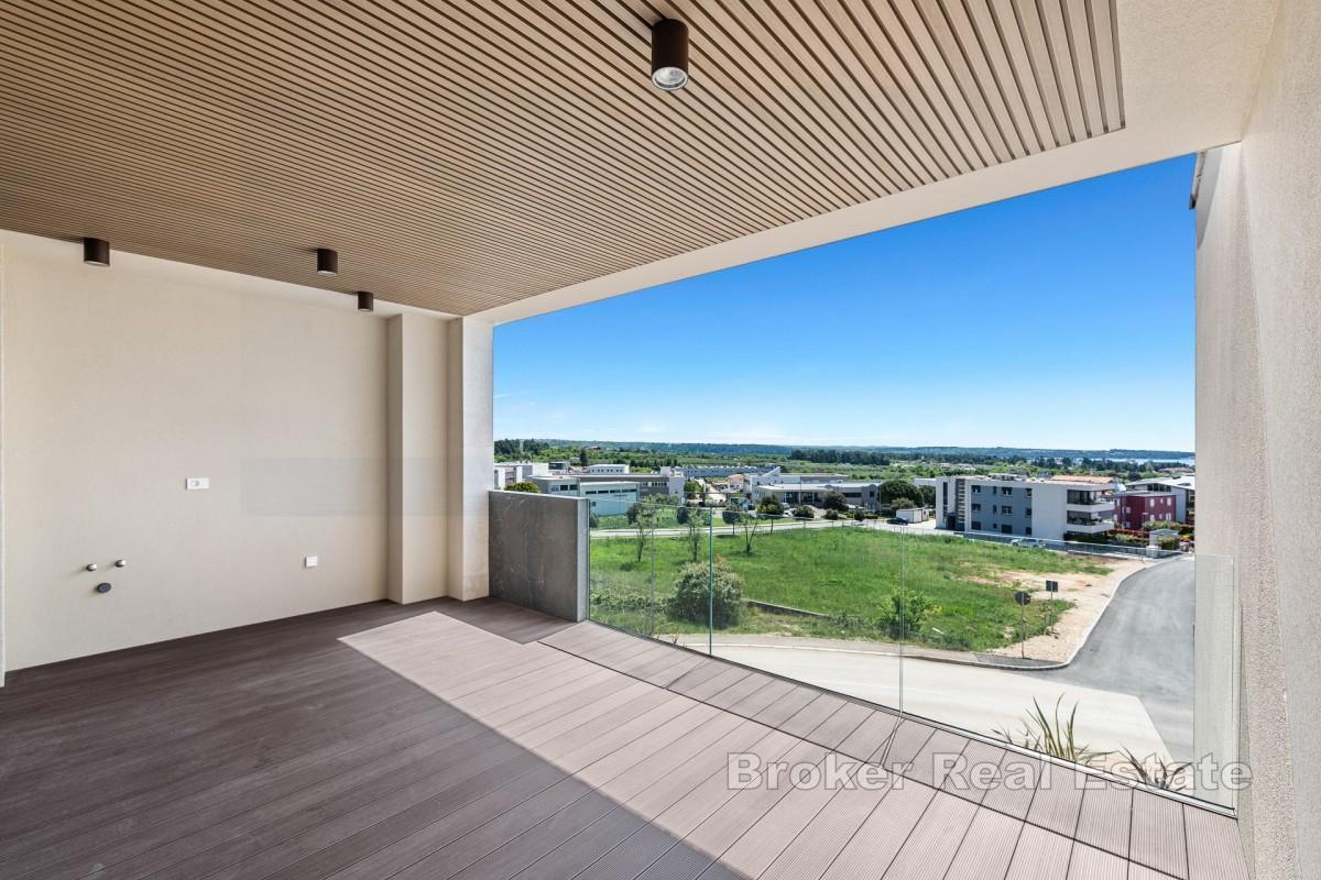 Enrumslägenhet med terrass och havsutsikt