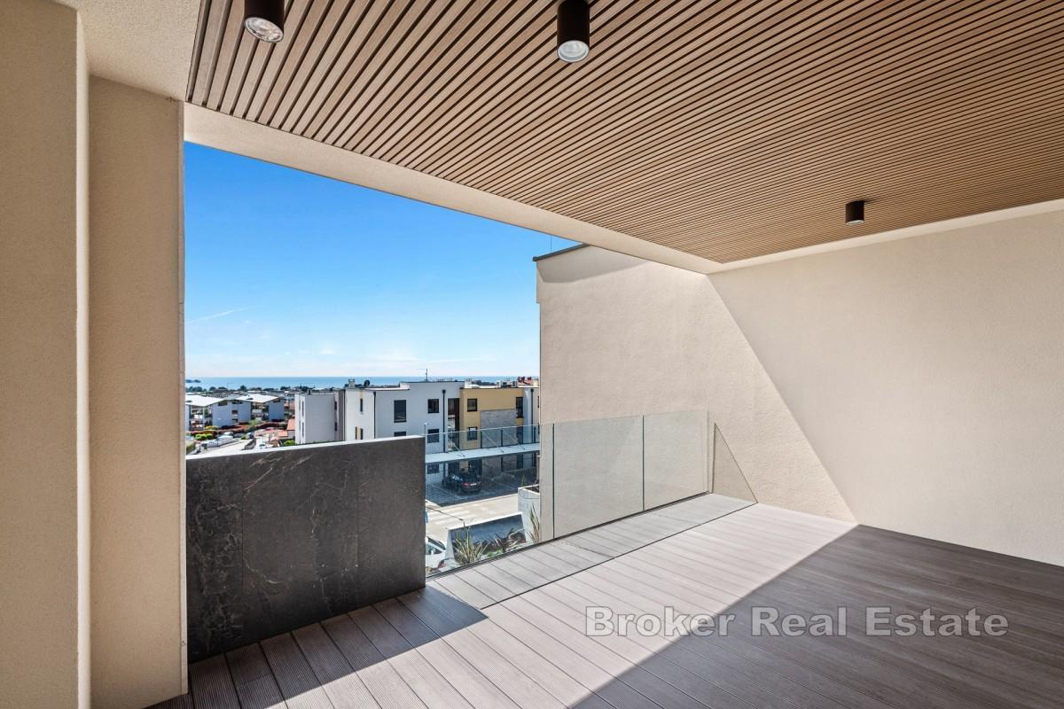 Enrumslägenhet med terrass och havsutsikt