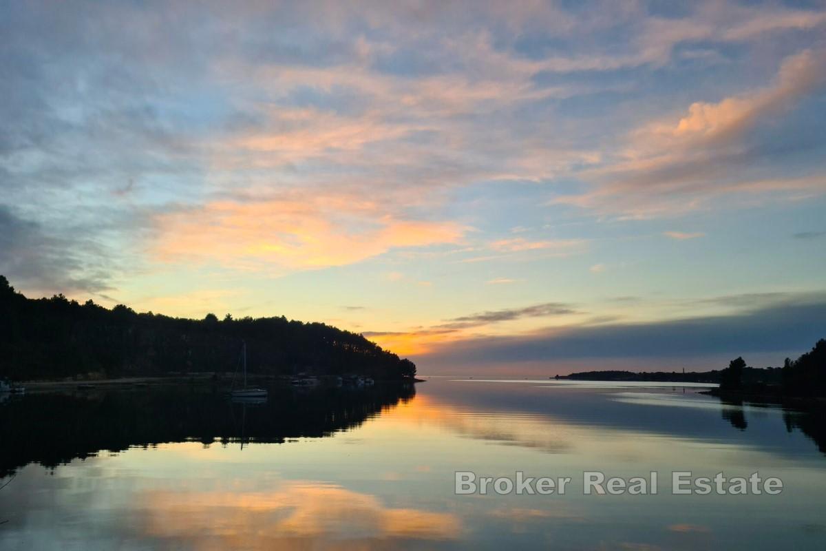 Moderan stan s bazenom u blizini mora