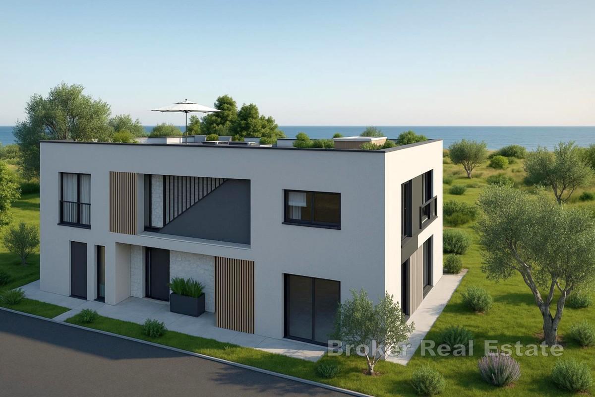 Luxusvilla mit Pool und Dachterrasse in Meeresnähe