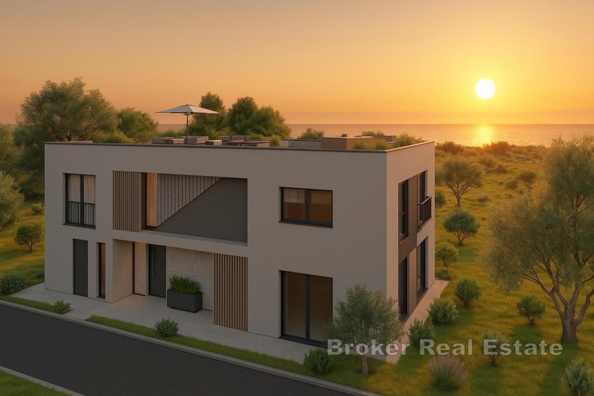 Luxusvilla mit Pool und Dachterrasse in Meeresnähe