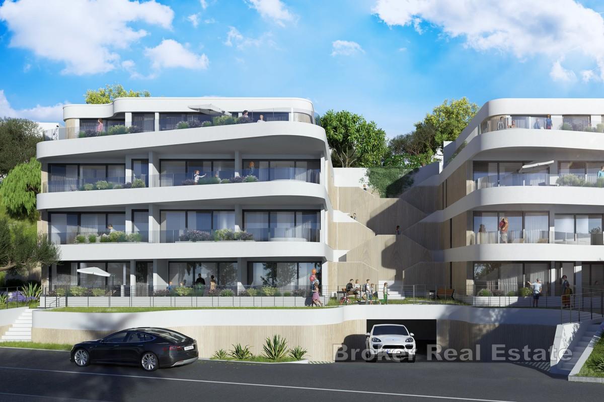 Romslig leilighet i første etasje med hage, boblebad og havutsikt