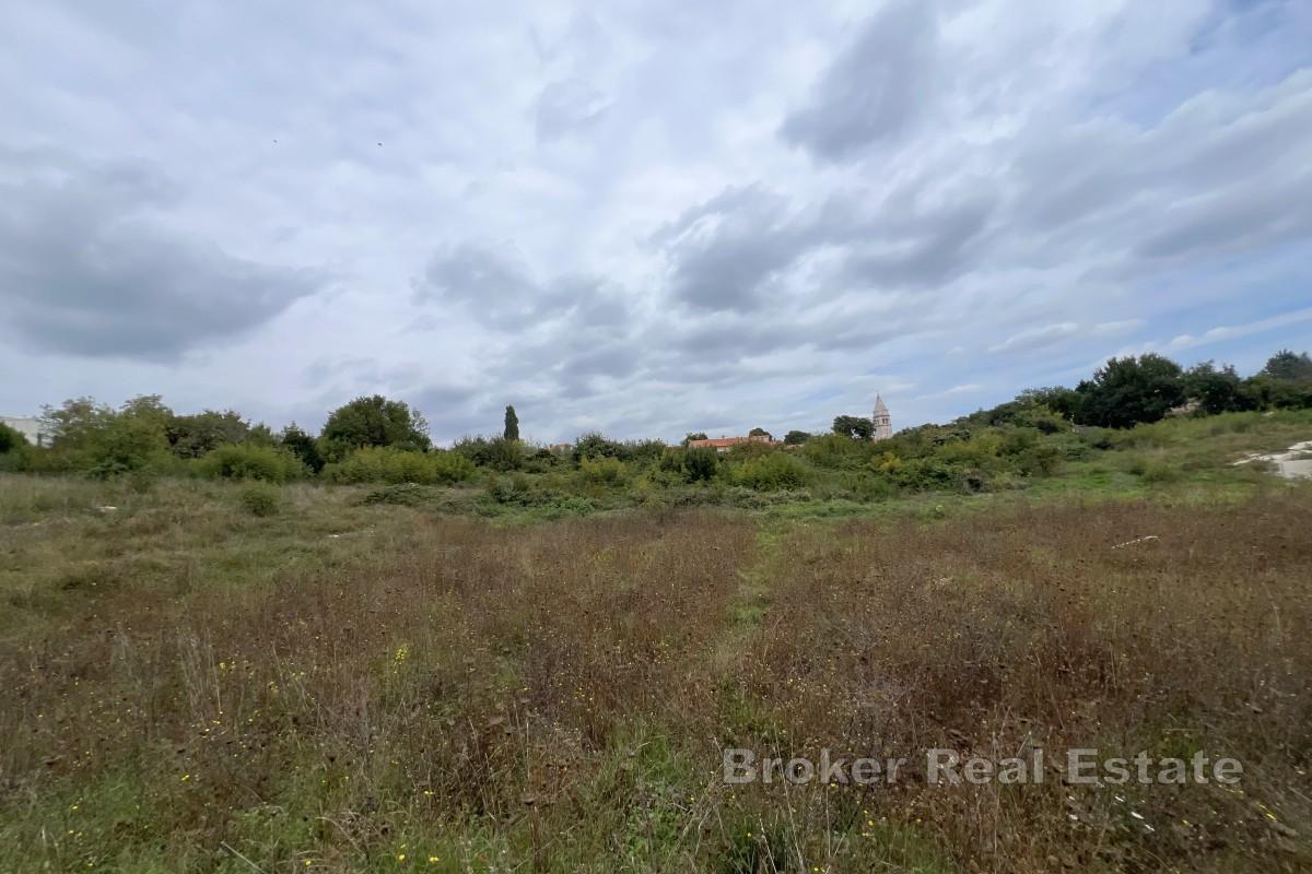 Terreno con progetto per una villa moderna con piscina