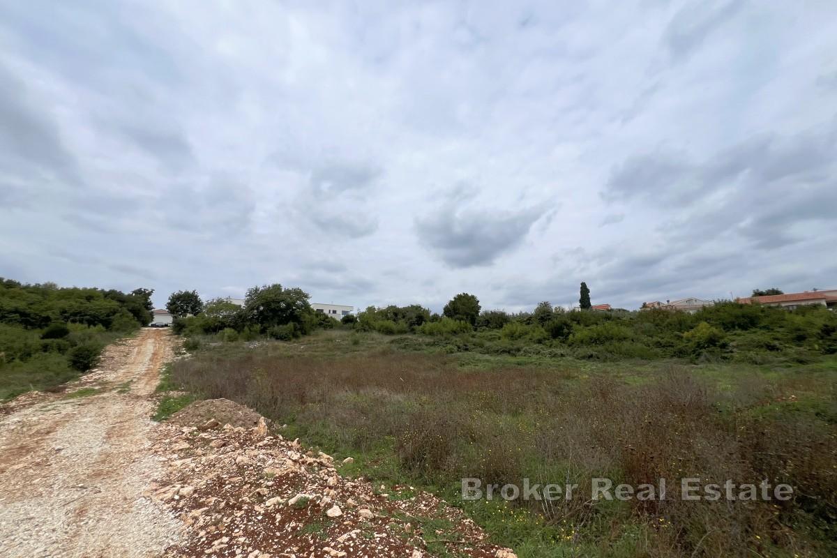Terreno con progetto per una villa moderna con piscina