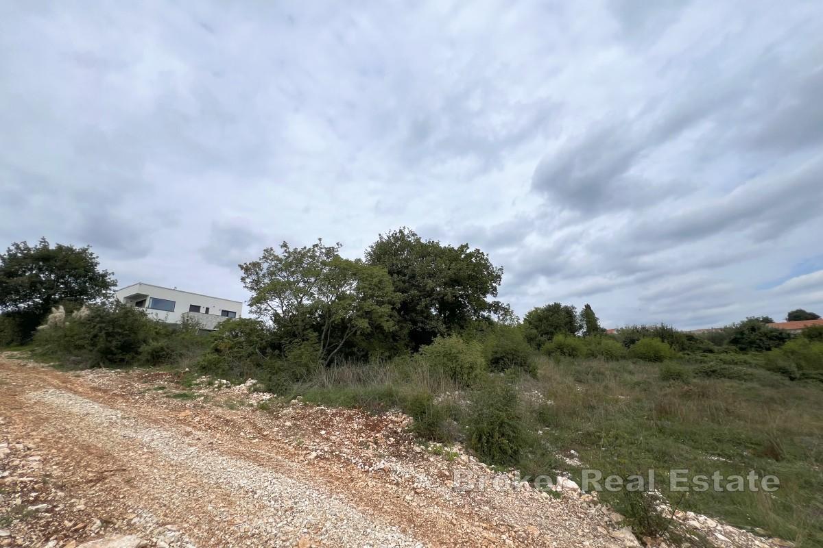 Pozemek s projektem pro moderní vilu s bazénem