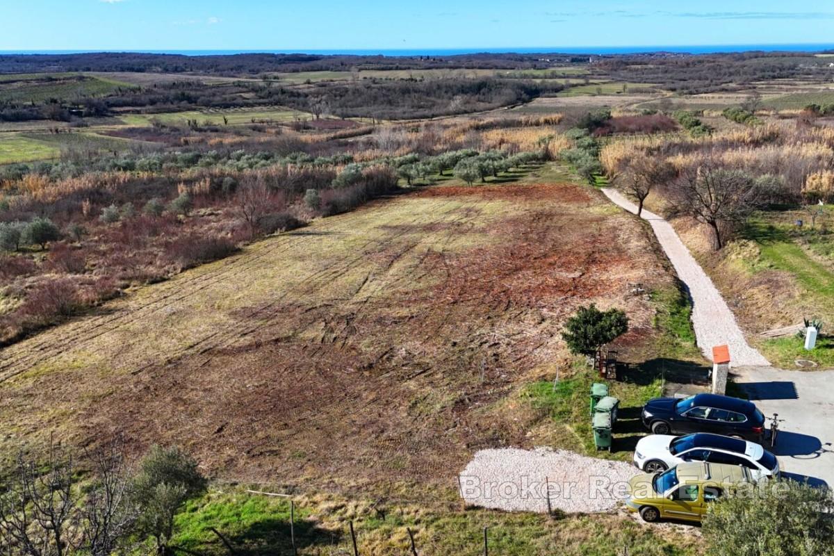 Stavební pozemek s výhledem na moře a kompletní infrastrukturou