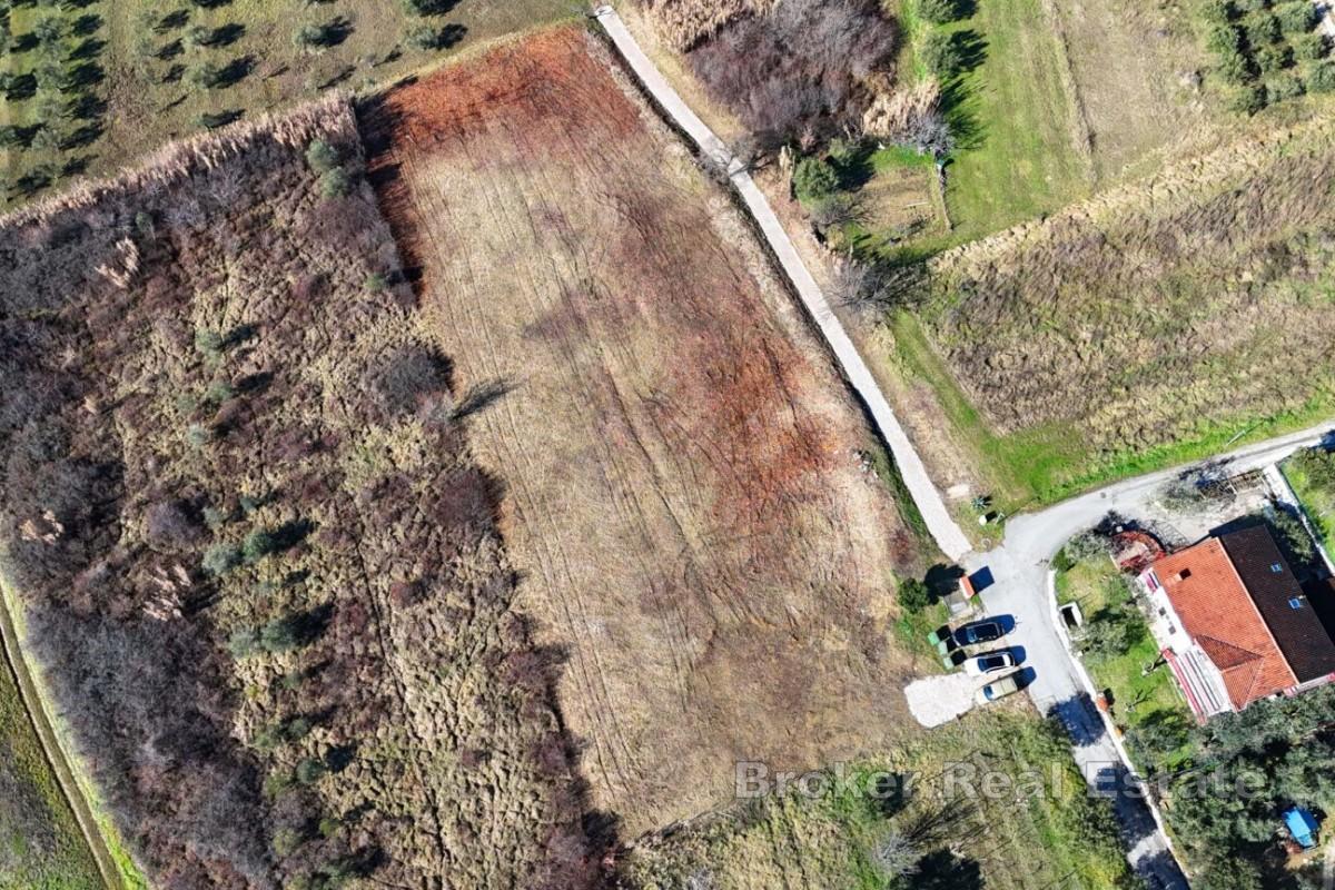 Stavební pozemek s výhledem na moře a kompletní infrastrukturou