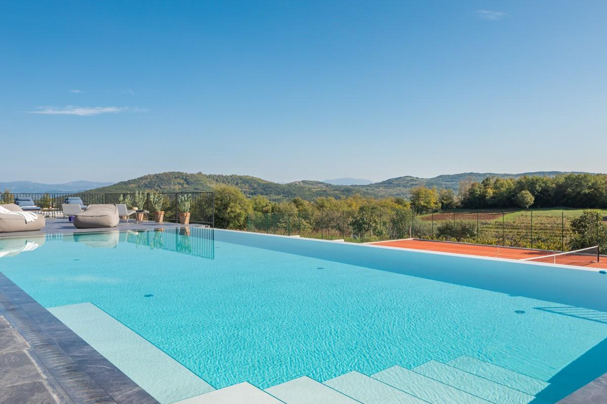 Роскошная вилла с пейзажным бассейном, теннисным кортом и дизайнерским интерьером