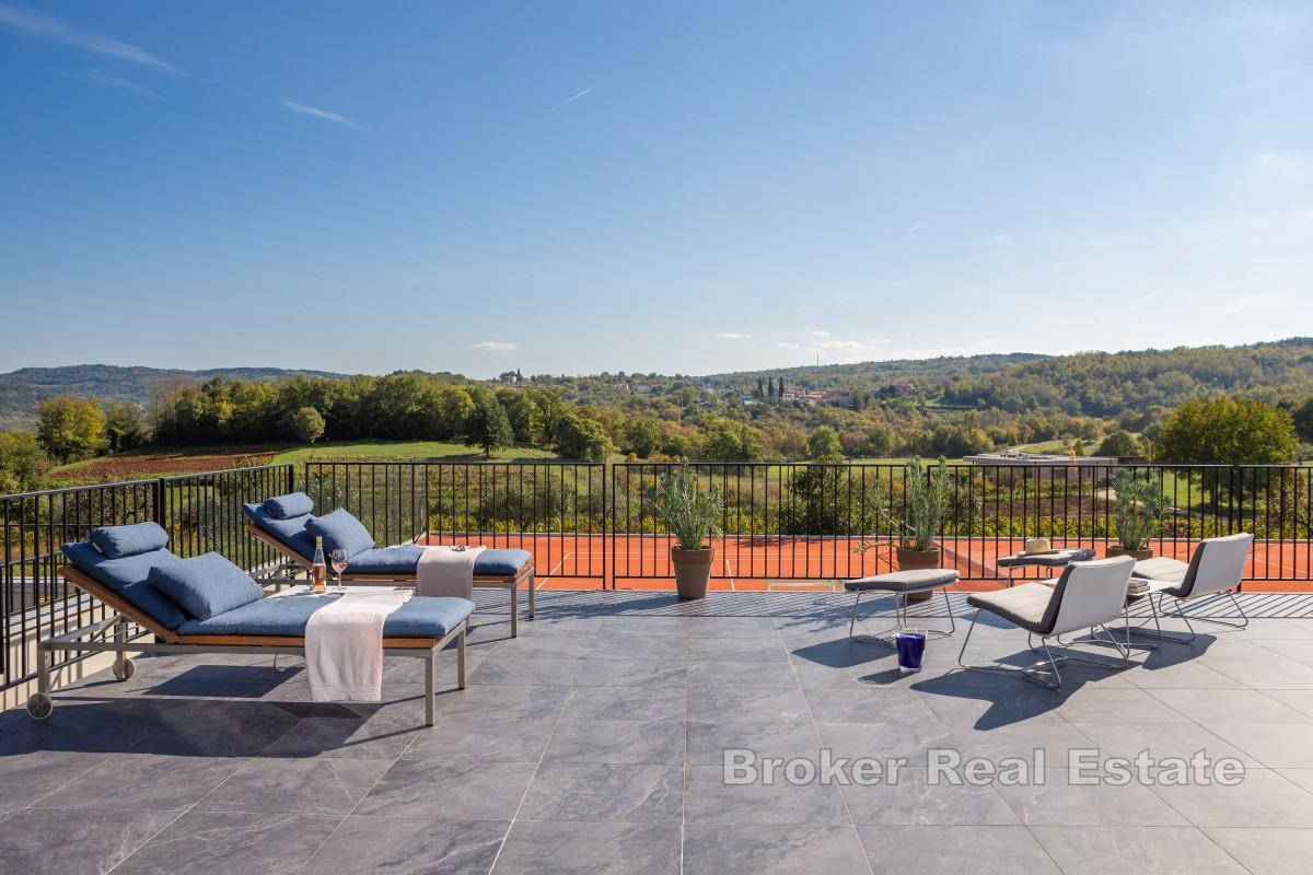 Luxusní vila s nekonečným bazénem, tenisovým kurtem a designovým interiérem