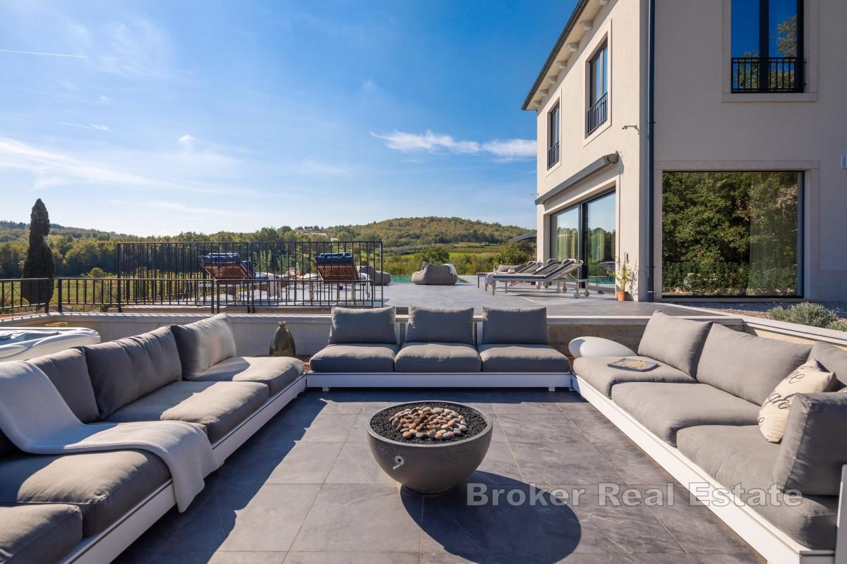 Luxusní vila s nekonečným bazénem, tenisovým kurtem a designovým interiérem