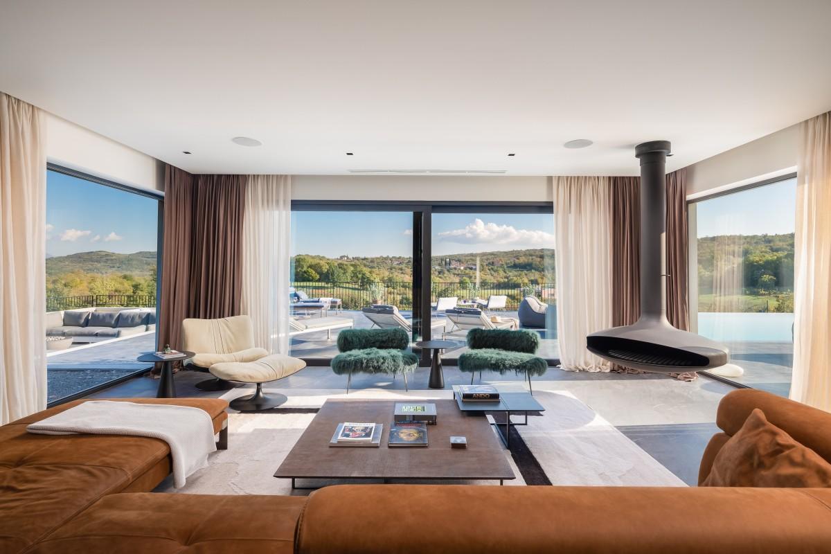Luxusní vila s nekonečným bazénem, tenisovým kurtem a designovým interiérem