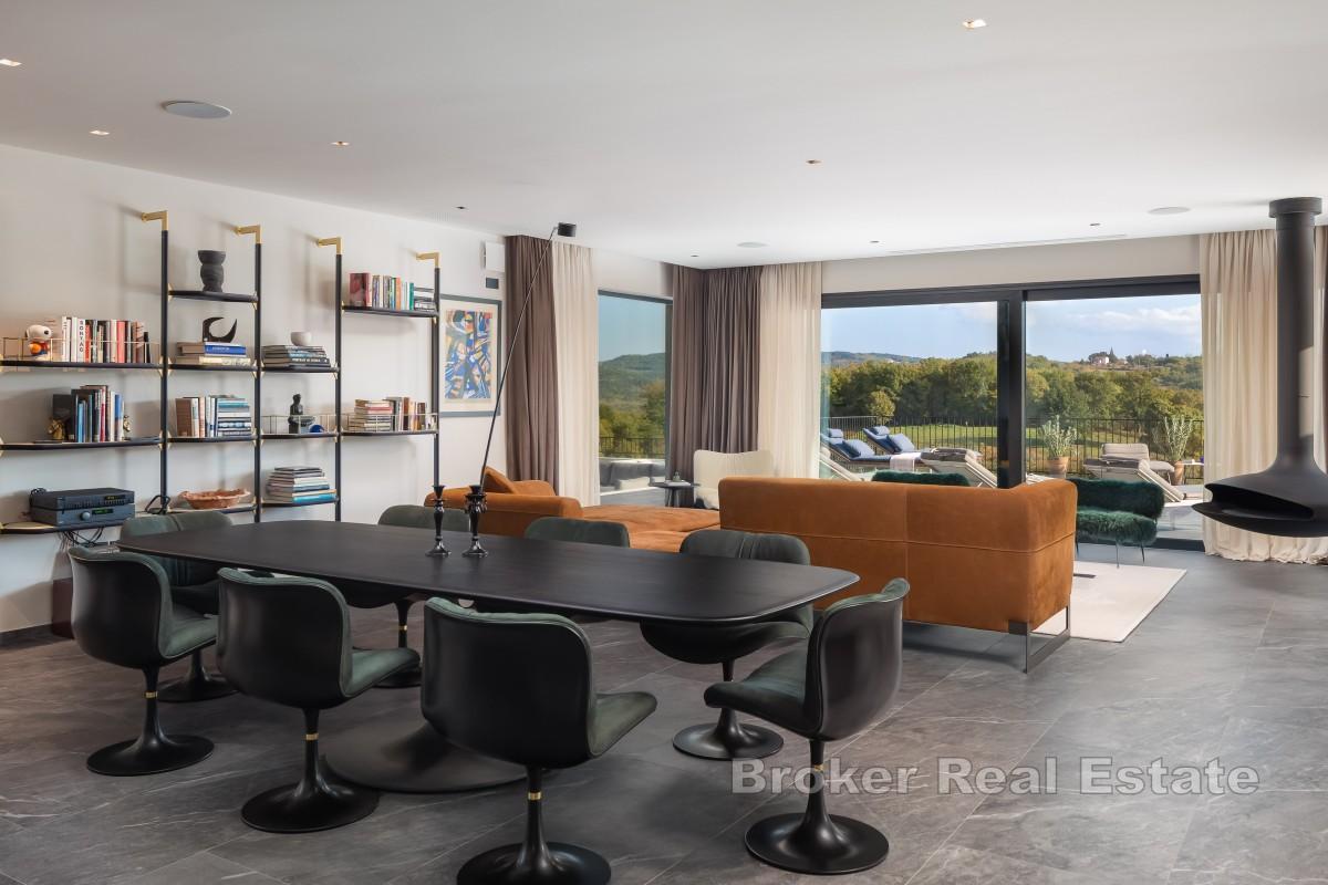 Роскошная вилла с пейзажным бассейном, теннисным кортом и дизайнерским интерьером