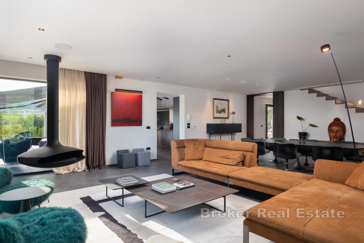 Luxusní vila s nekonečným bazénem, tenisovým kurtem a designovým interiérem