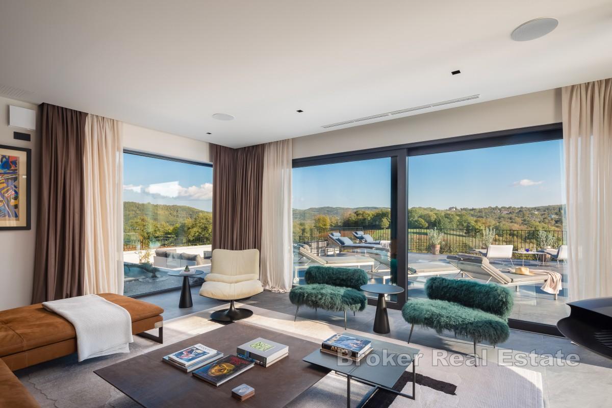 Luxusní vila s nekonečným bazénem, tenisovým kurtem a designovým interiérem