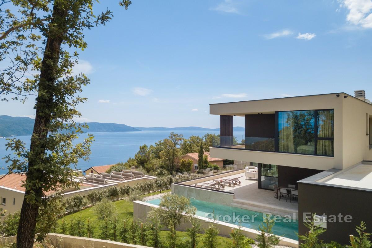 Modern lyxvilla med pool och havsutsikt
