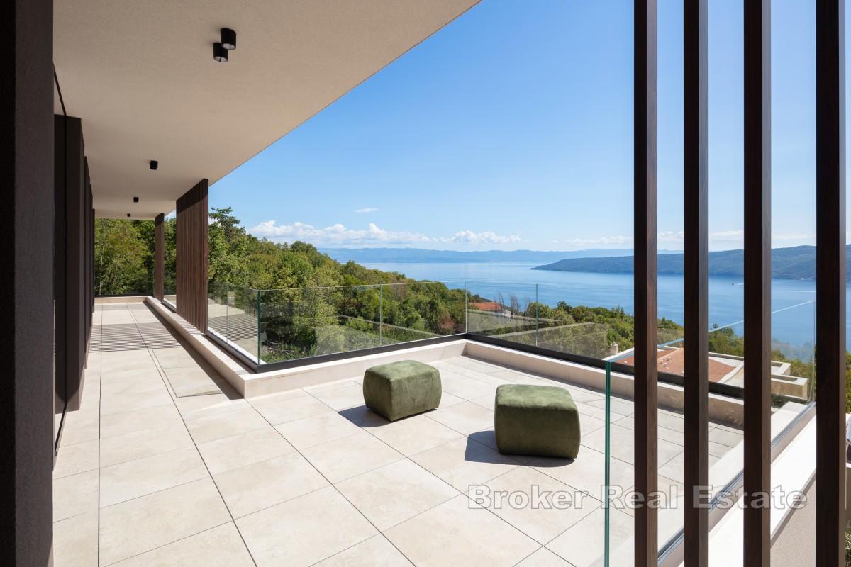 Modern lyxvilla med pool och havsutsikt