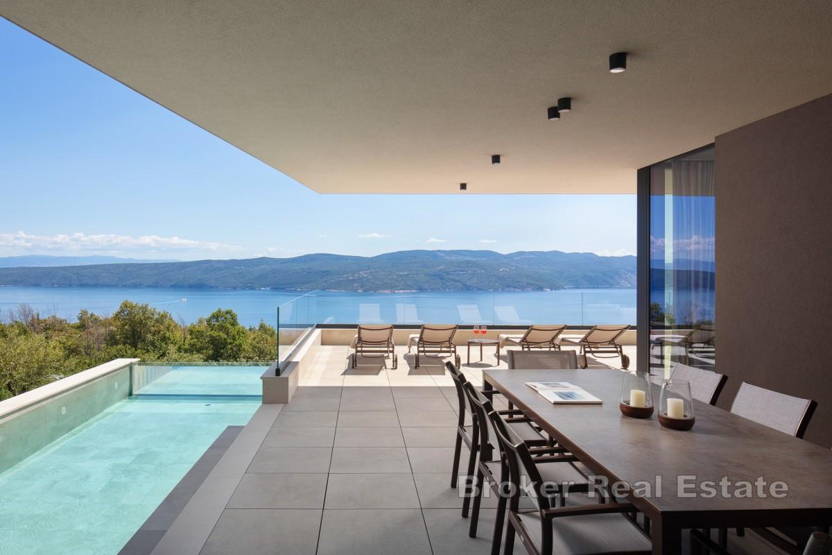 Modern lyxvilla med pool och havsutsikt