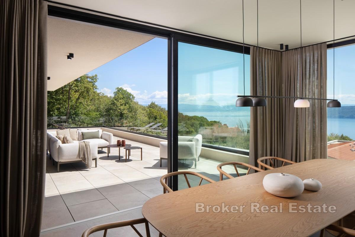 Modern lyxvilla med pool och havsutsikt