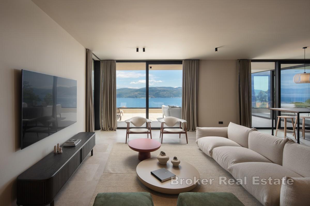 Modern lyxvilla med pool och havsutsikt