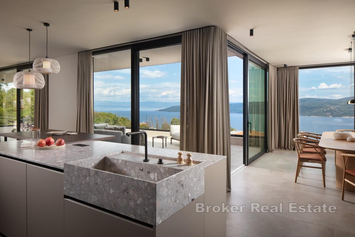 Modern lyxvilla med pool och havsutsikt
