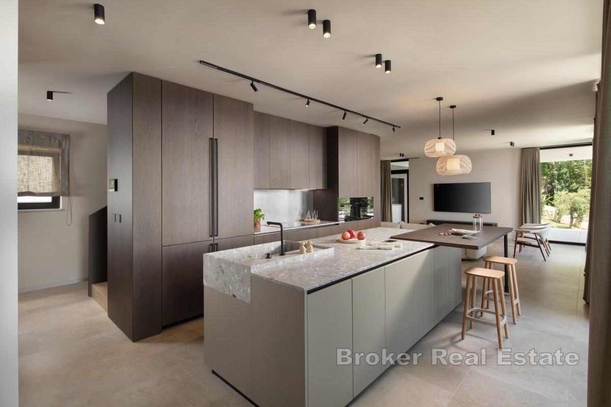 Moderna luksuzna vila s bazenom i pogledom na more