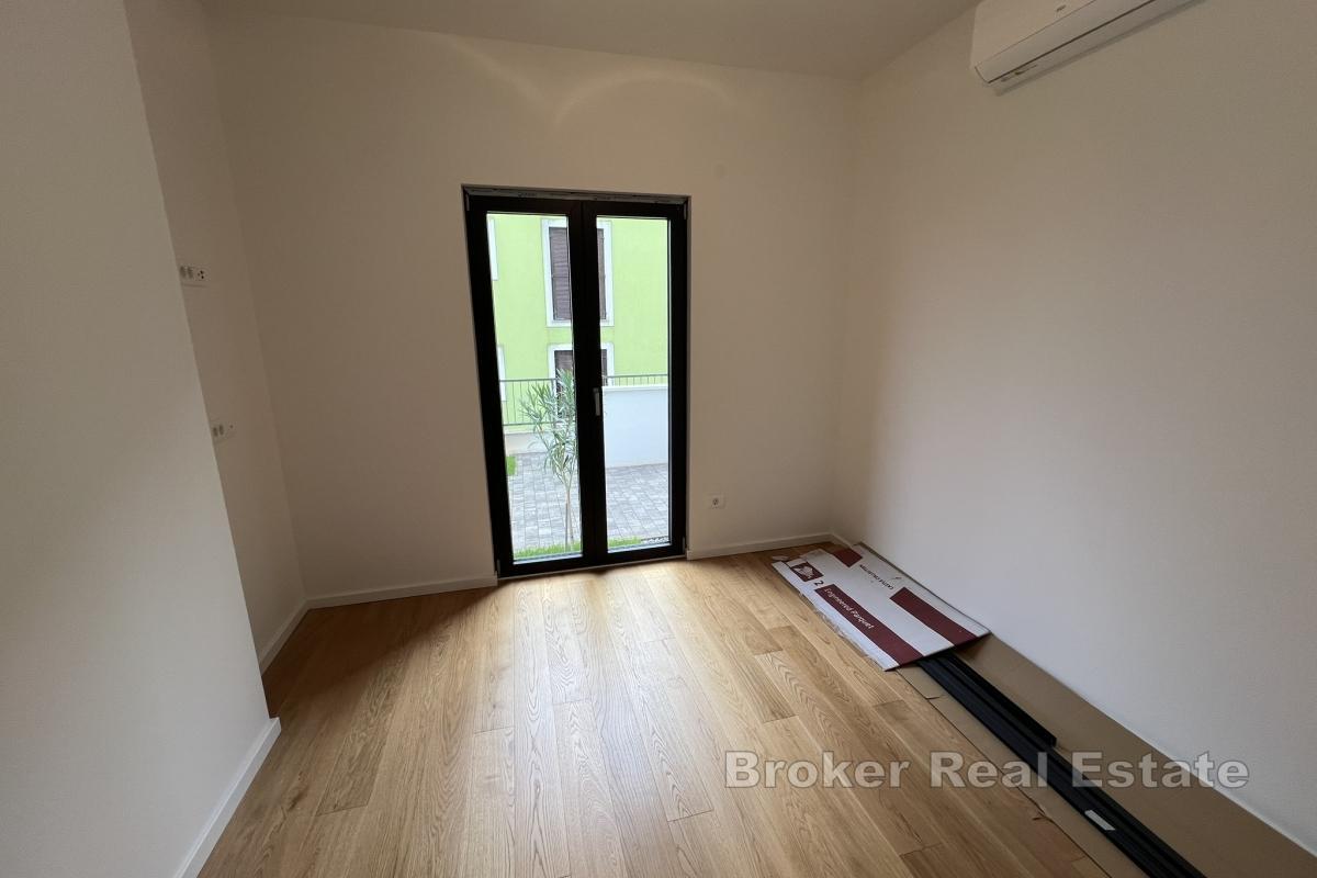 Квартира на первом этаже с собственным бассейном, внутренним двориком и функциональной планировкой