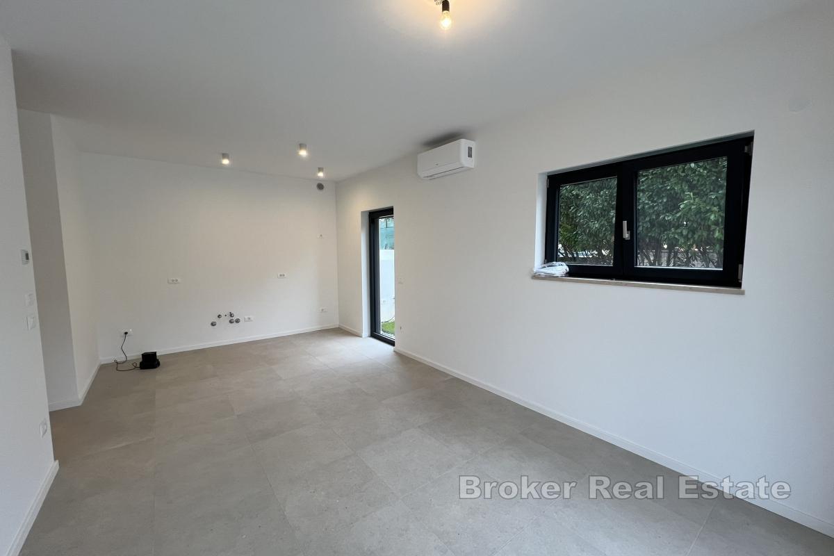 Квартира на первом этаже с собственным бассейном, внутренним двориком и функциональной планировкой