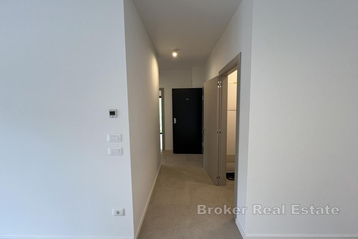 Квартира на первом этаже с собственным бассейном, внутренним двориком и функциональной планировкой