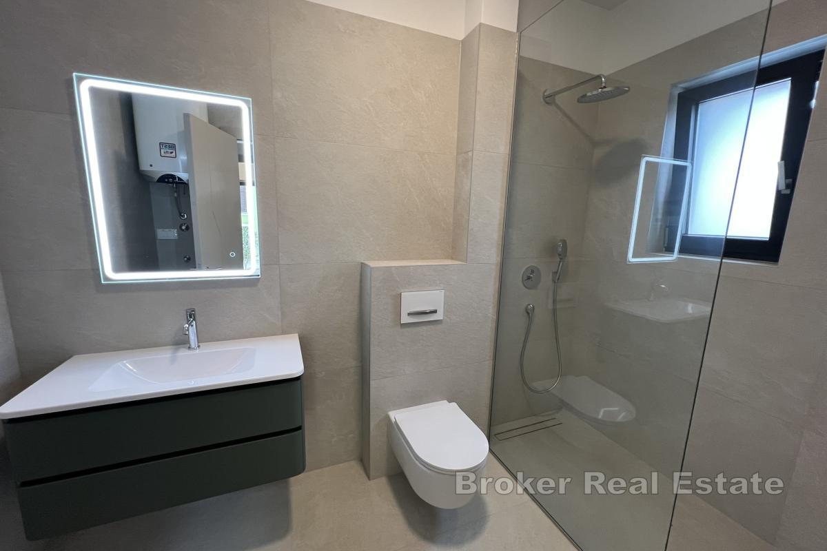 Квартира на первом этаже с собственным бассейном, внутренним двориком и функциональной планировкой