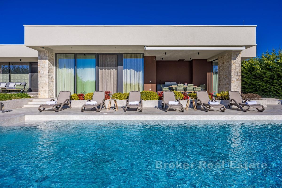 Eksklusiv moderne villa med havutsikt og privat velværeoase