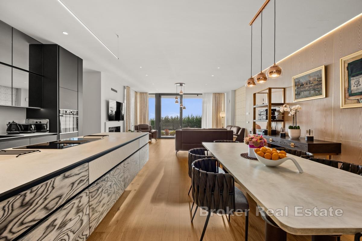 Esclusiva villa moderna con vista mare e oasi benessere privata