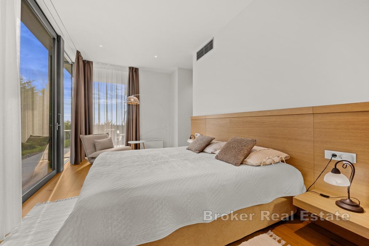 Esclusiva villa moderna con vista mare e oasi benessere privata