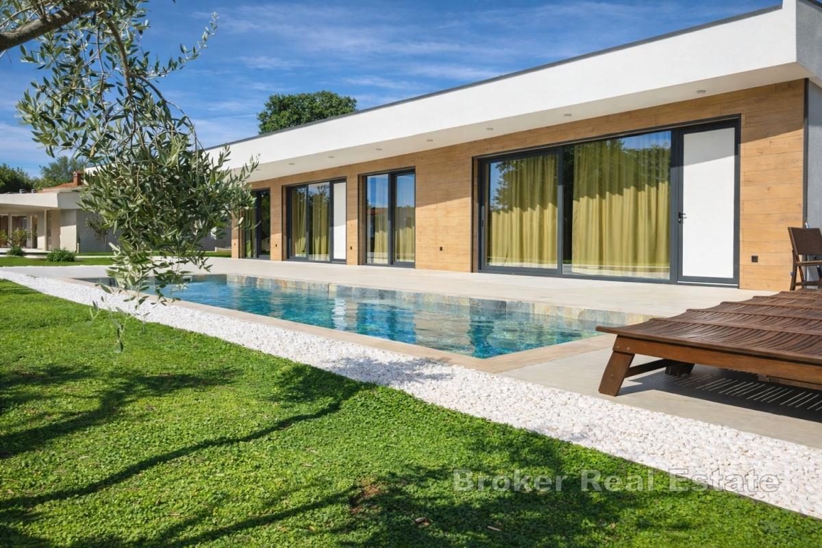 Moderne villa med to boenheter, svømmebasseng og lukket adkomst