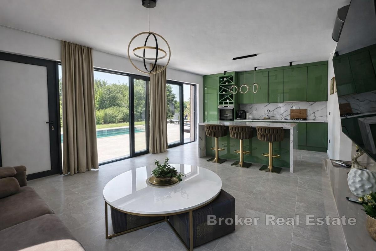 Moderne villa med to boenheter, svømmebasseng og lukket adkomst