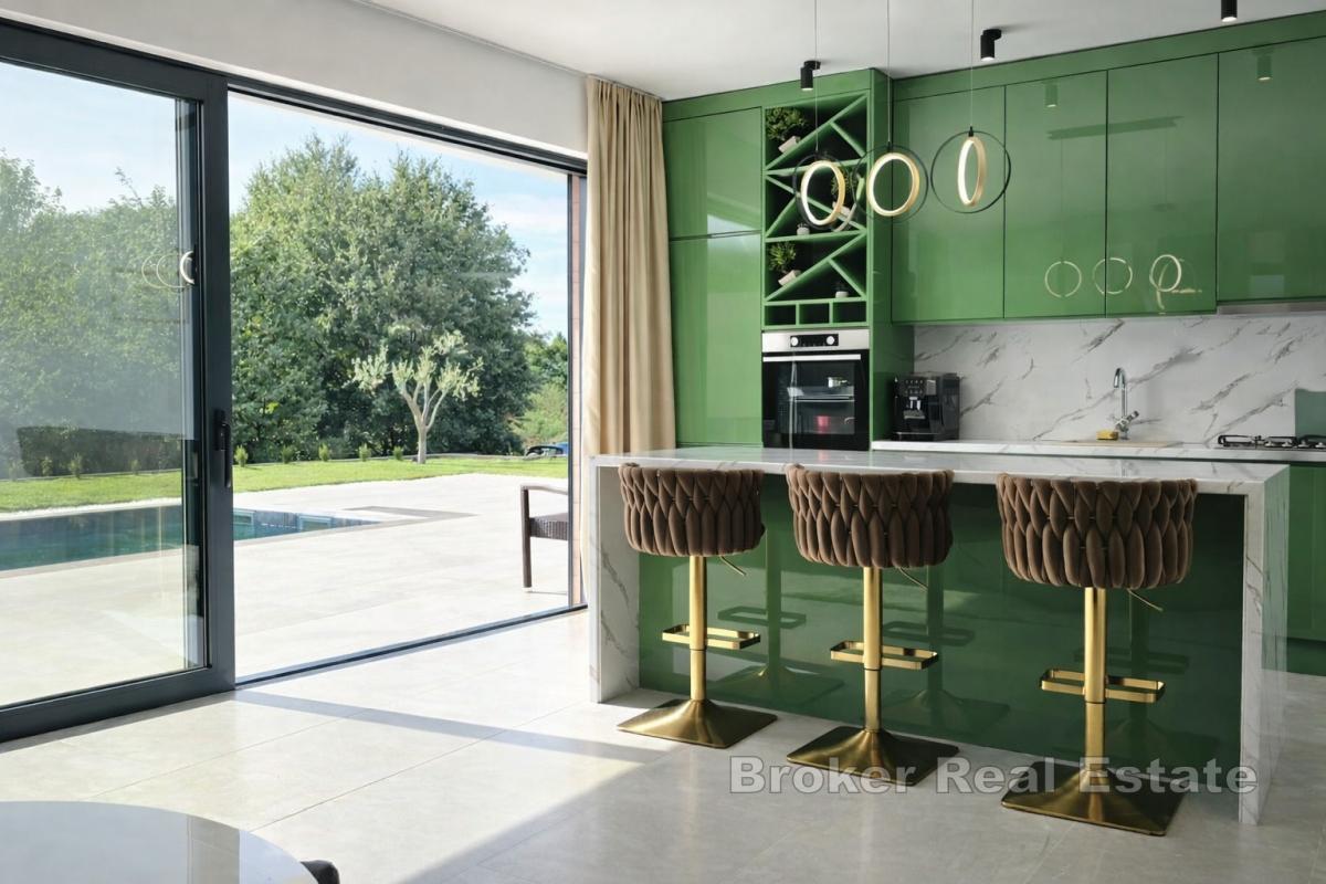 Moderne villa med to boenheter, svømmebasseng og lukket adkomst