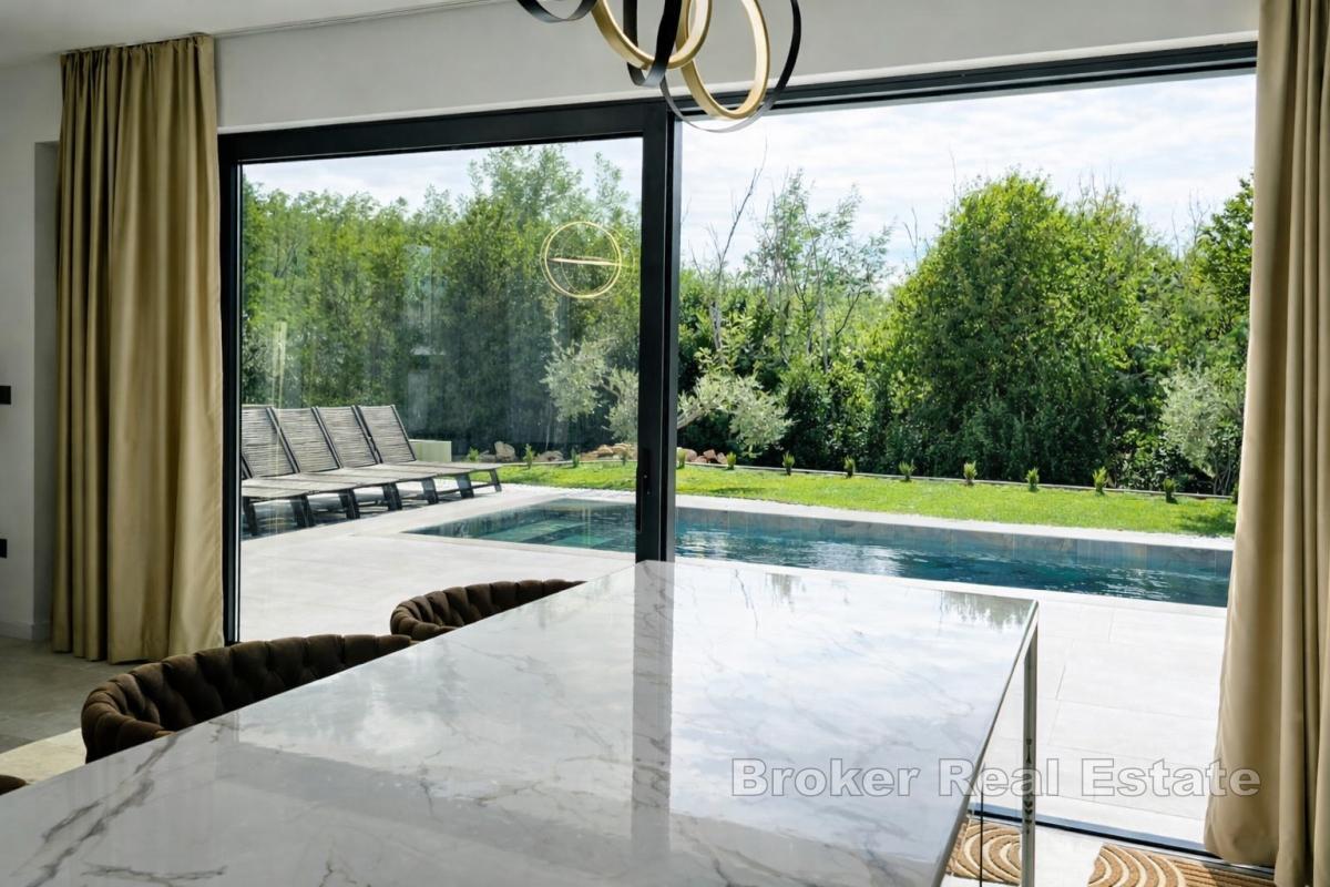 Moderne villa med to boenheter, svømmebasseng og lukket adkomst