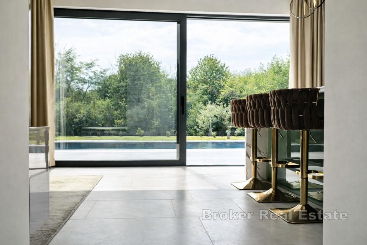 Moderne villa med to boenheter, svømmebasseng og lukket adkomst