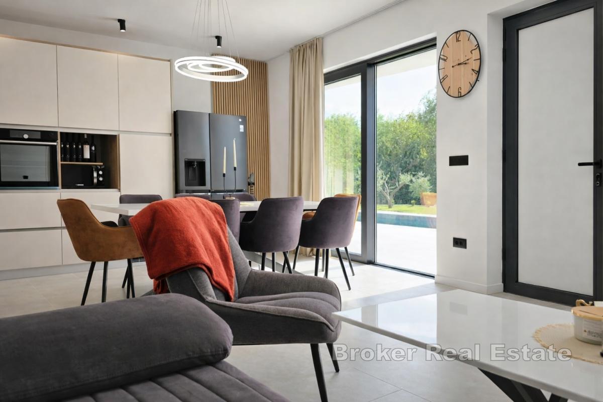 Moderne villa med to boenheter, svømmebasseng og lukket adkomst