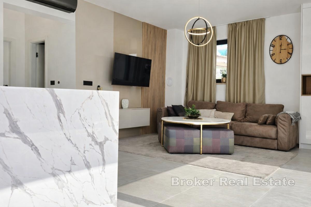 Moderne Villa mit zwei Wohneinheiten, Pool und gesichertem Zugang