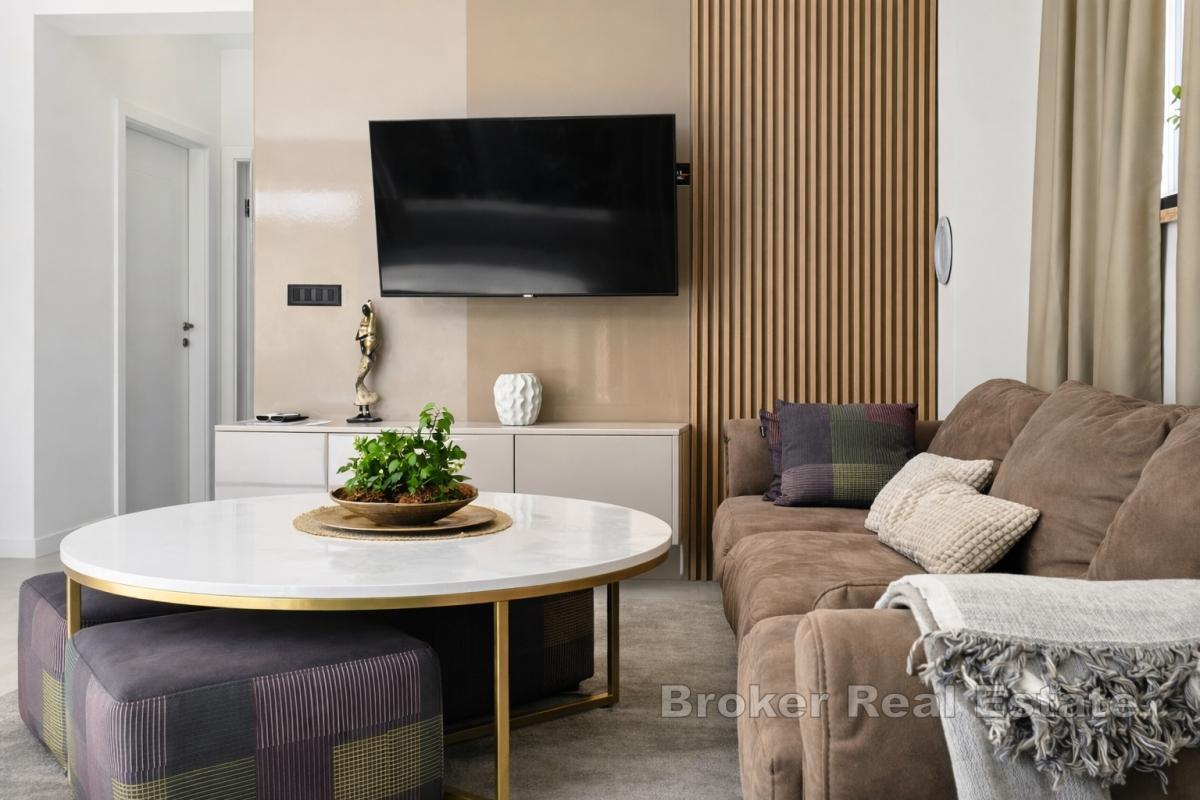 Moderne villa med to boenheter, svømmebasseng og lukket adkomst