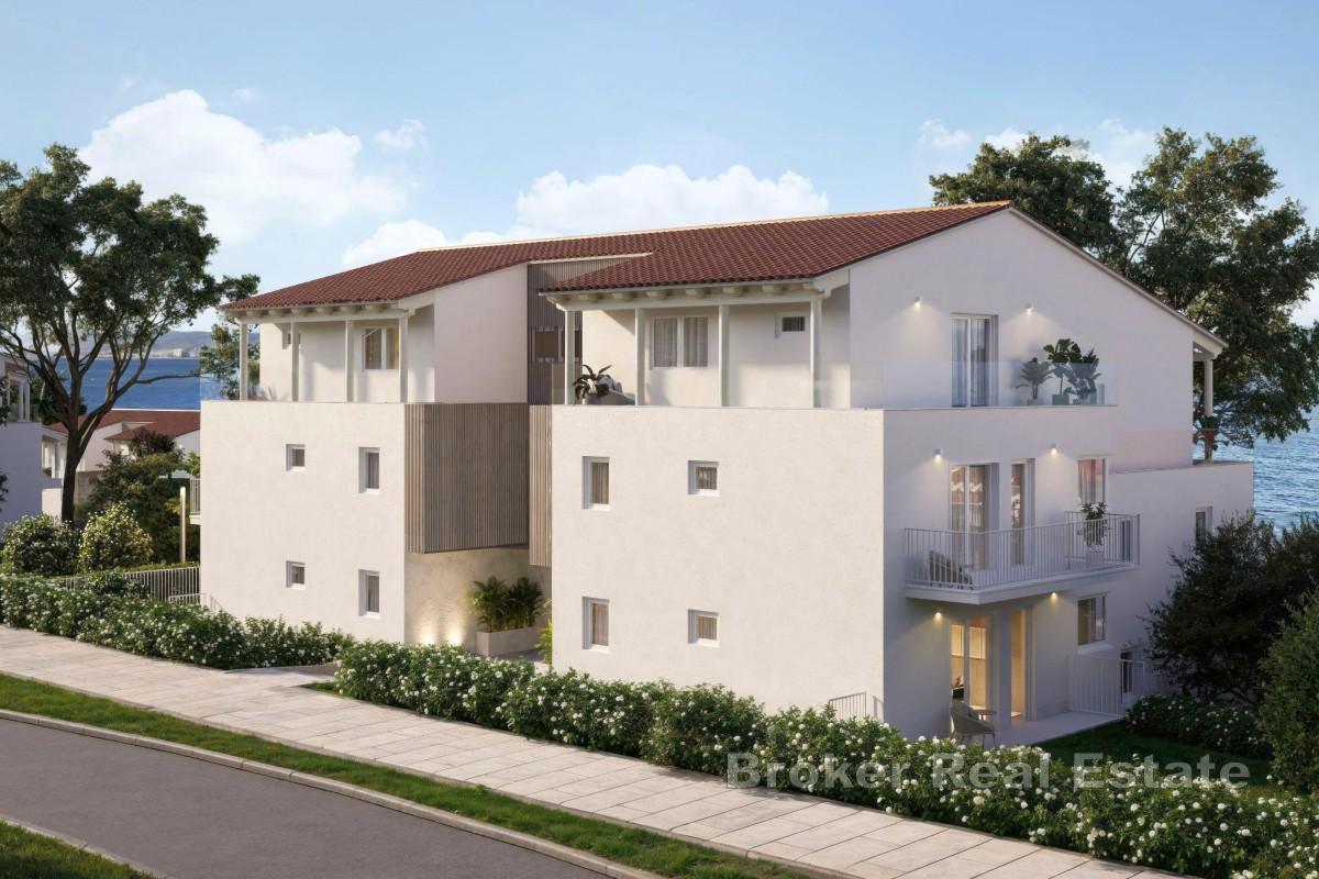 Dvosobni apartman na drugom katu u prvom redu uz more