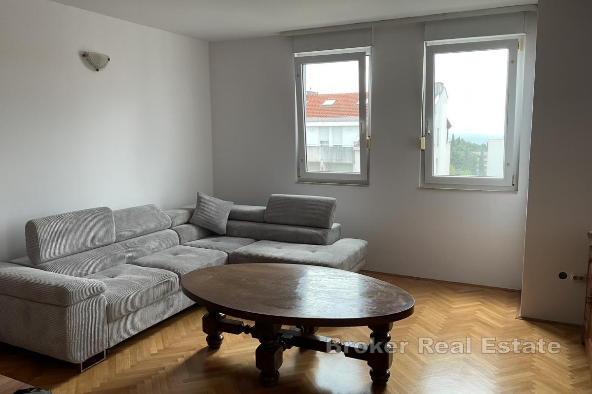 Appartement moderne de trois pièces avec vue sur la mer dans un endroit attrayant à Split