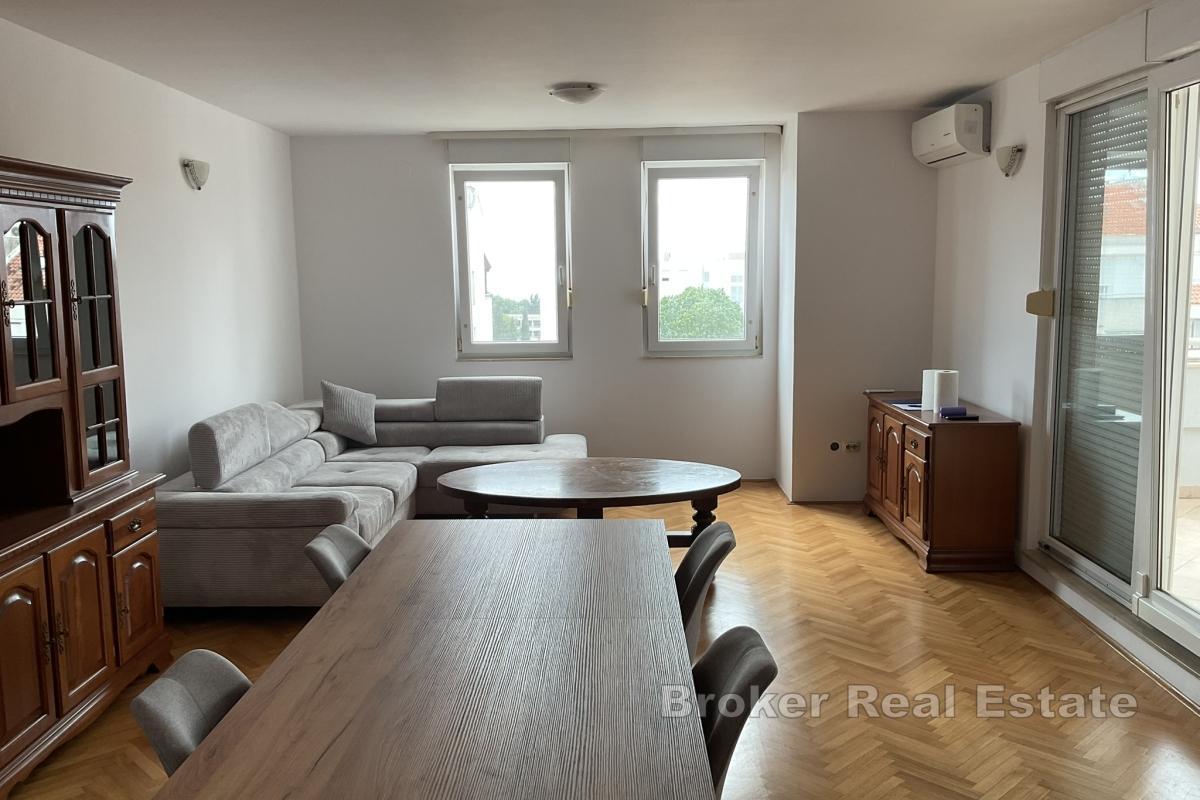 Appartement moderne de trois pièces avec vue sur la mer dans un endroit attrayant à Split