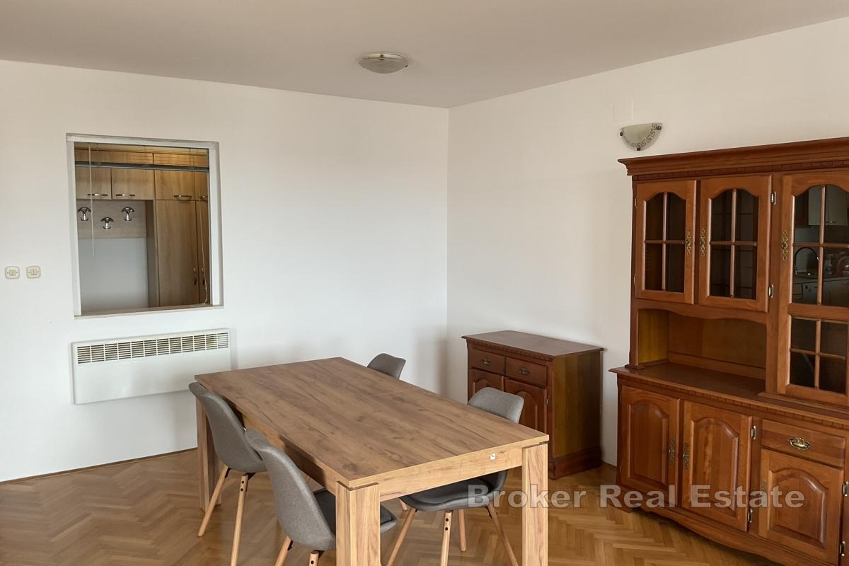 Appartement moderne de trois pièces avec vue sur la mer dans un endroit attrayant à Split